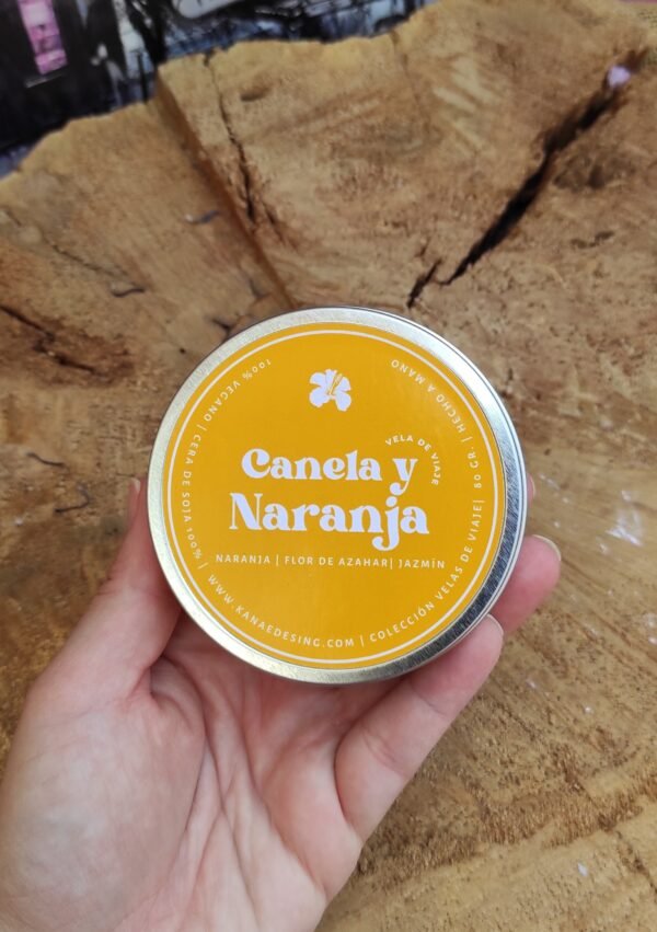 VELA AROMÁTICA DE VIAJE EN LATA, CANELA Y NARANJA