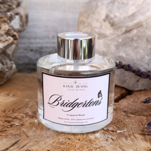 "Ambientador Mikado Los Bridgerton de 100ml con aroma floral, frasco de cristal transparente y tapón plateado."