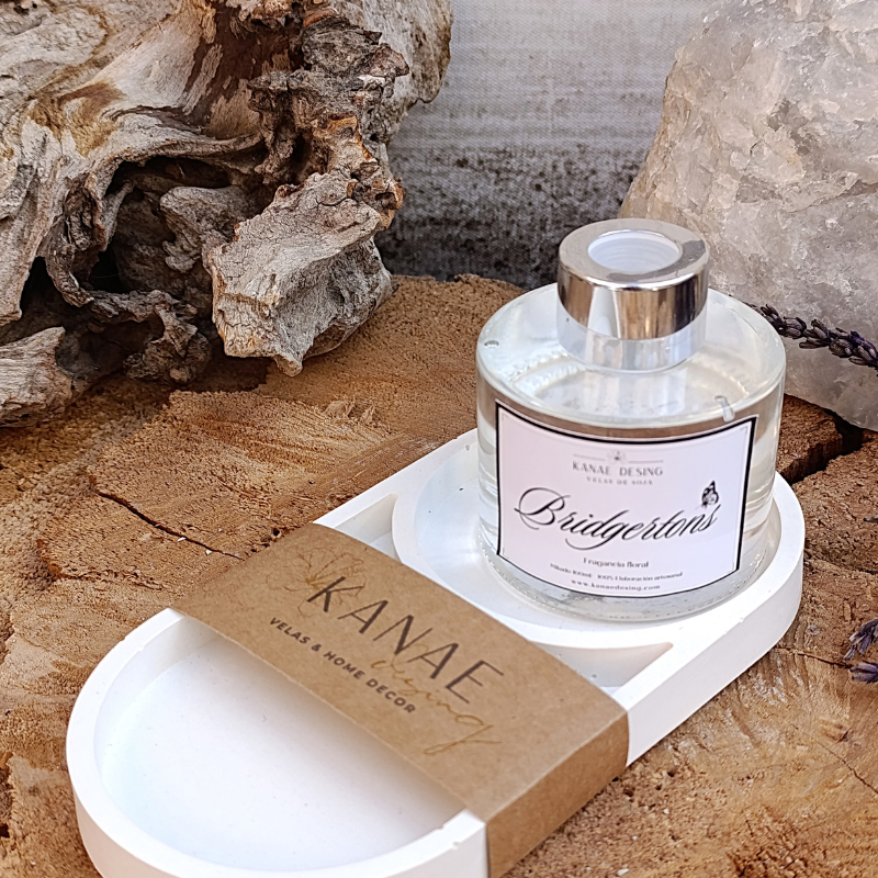 "Ambientador Mikado Los Bridgerton de 100ml con aroma floral, frasco de cristal transparente y tapón plateado."