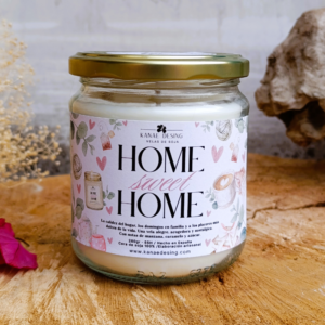 "Vela artesanal Home Sweet Home de cera de soja en tarro de cristal 260g aroma manzana y caramelo."