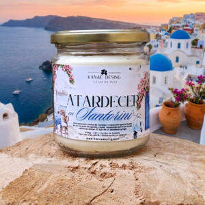 ela aromática de soja Atardecer en Santorini en frasco de vidrio con flores y fondo mediterráneo.