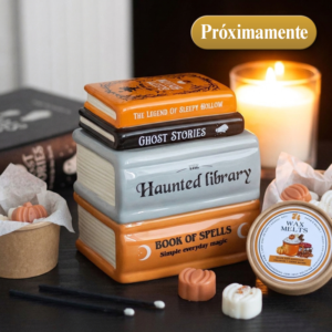 Transforma tu hogar en un refugio cálido y acogedor con nuestro quemador de cera Librería Embrujada. Diseñado en forma de una encantadora pila de libros góticos, es el accesorio perfecto para fundir tus wax melts favoritos y dar un toque mágico y estético a cualquier estancia.